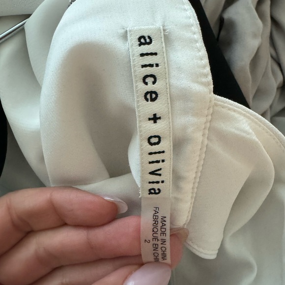 Alice + Olivia Iman Cap-Sleeve
Sweetheart Romper NWOT - Picture 6 of 6